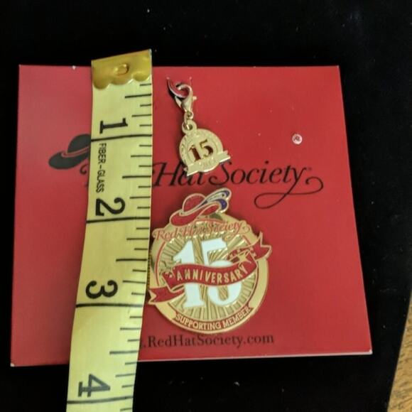 RED HAT SOCIETY 2013 15TH ANNIVERSARY PIN and key chain decor or braclet - Picture 5 of 5